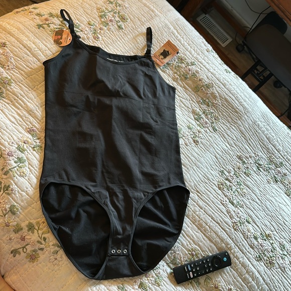 Shapermint Essentials All Day Every Day Scoop Neck Bodysuit - Black - Picture 1 of 7